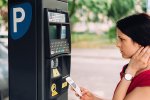 Gefälschte QR-Codes auf Parkautomaten.  