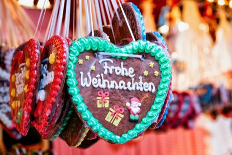 Lebkuchenherz mit der Aufschrift Frohe Weihnachten auf dem Weihnachtsmarkt