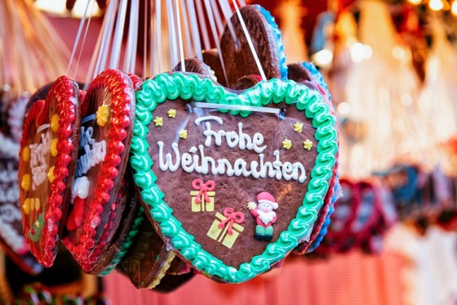 Lebkuchenherz mit der Aufschrift Frohe Weihnachten auf dem Weihnachtsmarkt