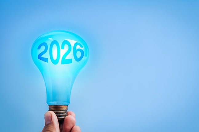 Leuchtende Gl&uuml;hbirne mit der Jahreszahl 2026 als Symbol f&uuml;r das neue Jahr