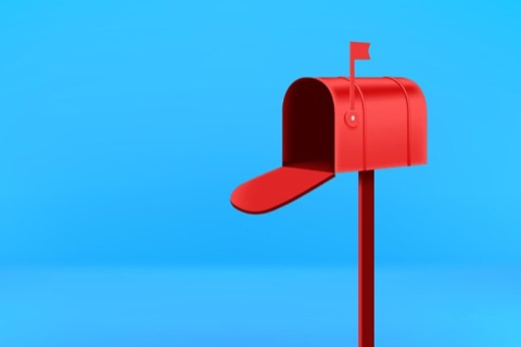 Roter Briefkasten mit ge&ouml;ffneter Klappe als Symbolbild f&uuml;r Post