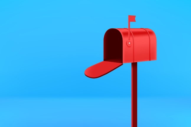Roter Briefkasten mit ge&ouml;ffneter Klappe als Symbolbild f&uuml;r Post