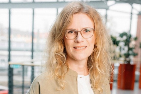 Portr&auml;t von Heike Lange vor einer Fensterfront