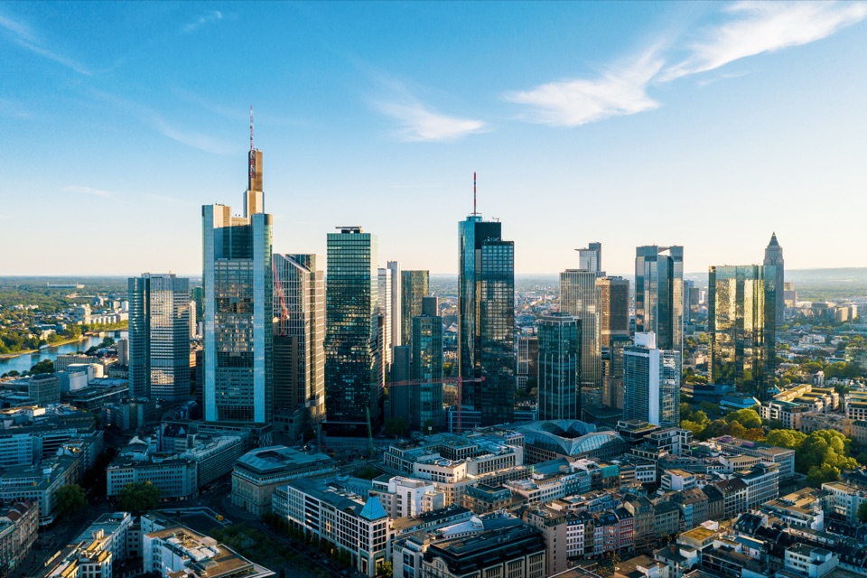 Luftaufnahme der Frankfurter Skyline mit den Hochhäusern des Bankenviertels