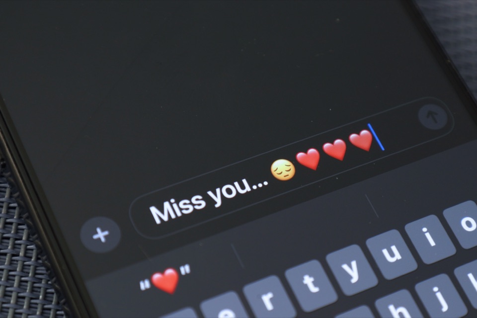 Smartphone-Display zeigt eine angefangene Chatnachricht mit Liebesbekundung und mehreren Herz-Emojis