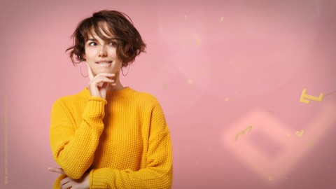 Frau in einem gelben Pullover überlegt vor einem rosafarbenen Hintergrund