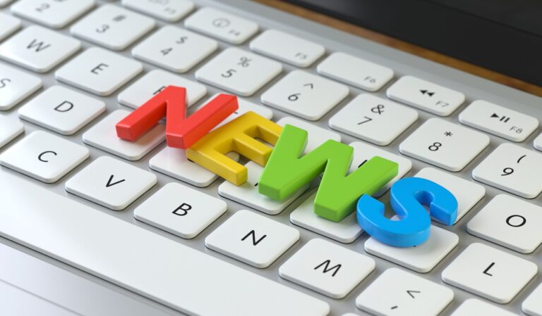Bunte Buchstaben „NEWS“ auf einer Computertastatur