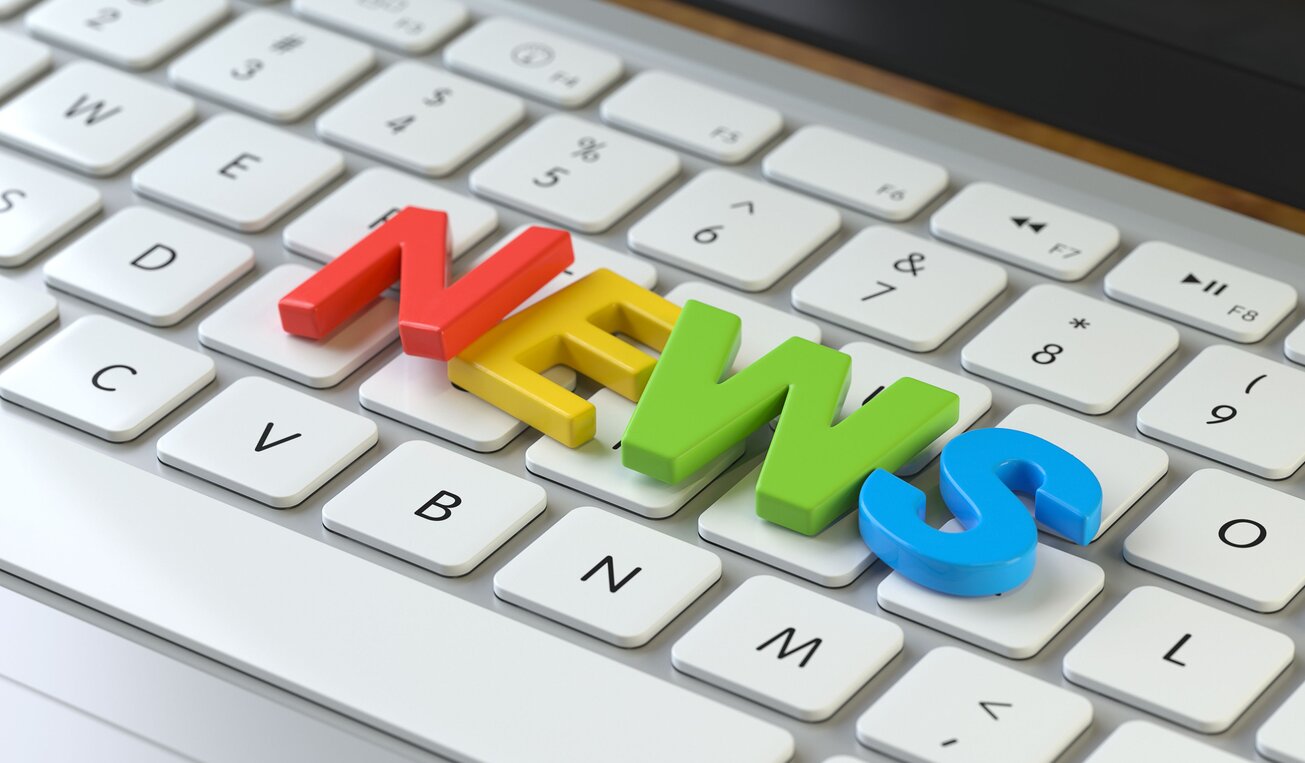 Bunte Buchstaben „NEWS“ auf einer Computertastatur